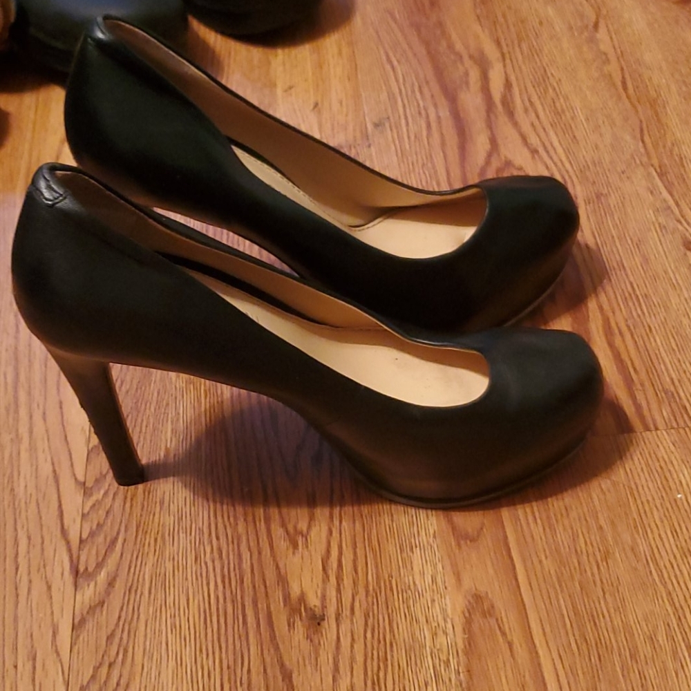 New Gianni Bini Black Pumps - Picture 2 of 5